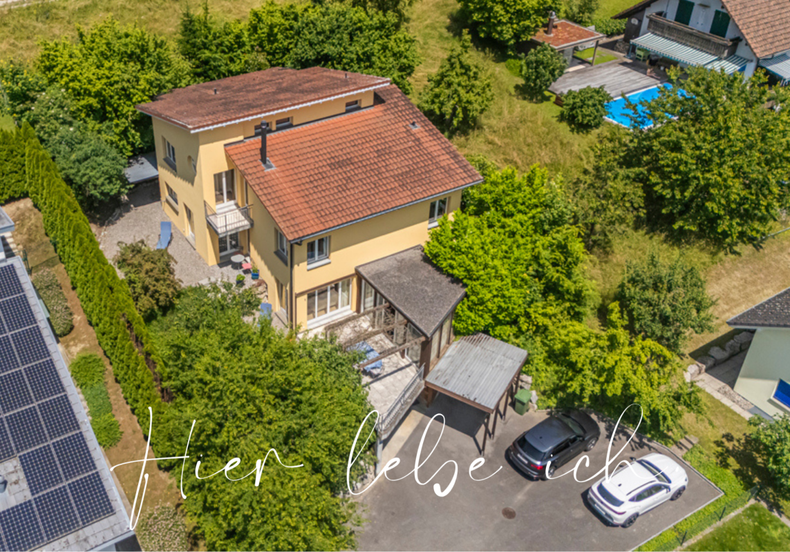 Luftaufnahme eines Einfamilienhauses mit Garten, Terrasse und Pool in grüner Umgebung