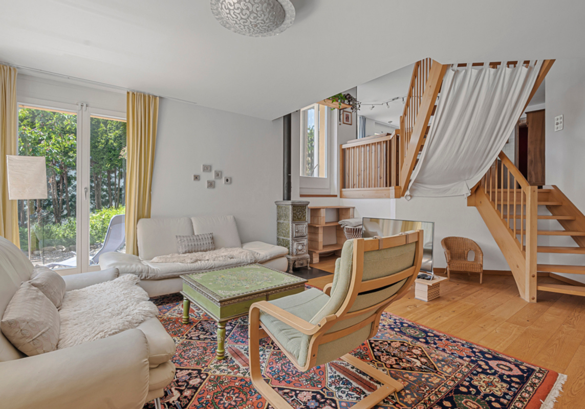 Heller Wohnraum mit Treppe und Gartenblick