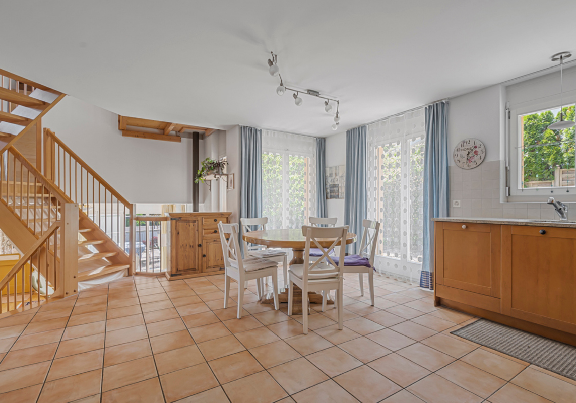 Offener Wohn- und Essbereich mit Treppe