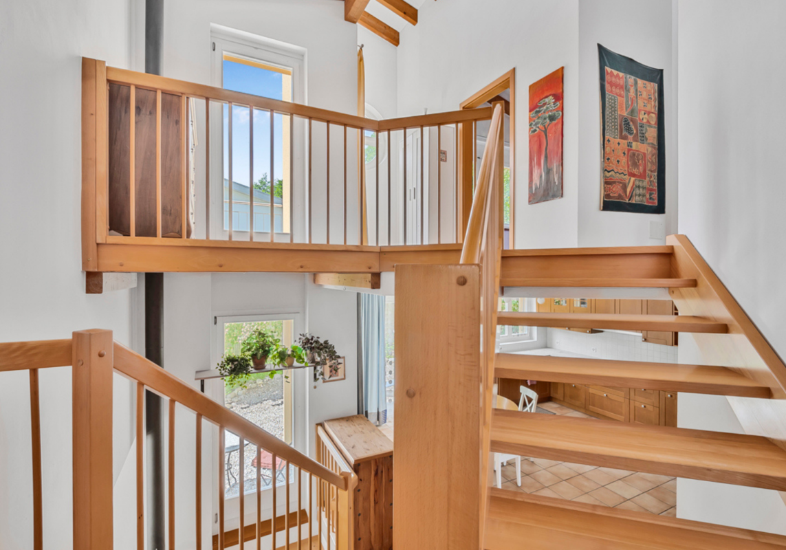 Offene Holztreppe mit Galerie