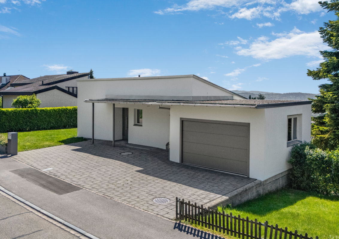 Modernes Flachdachhaus mit Garage und Vorplatz