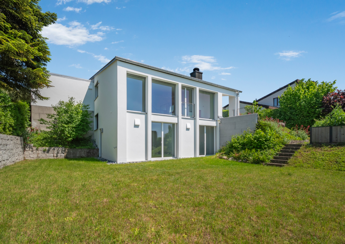 Modernes Einfamilienhaus mit Garten