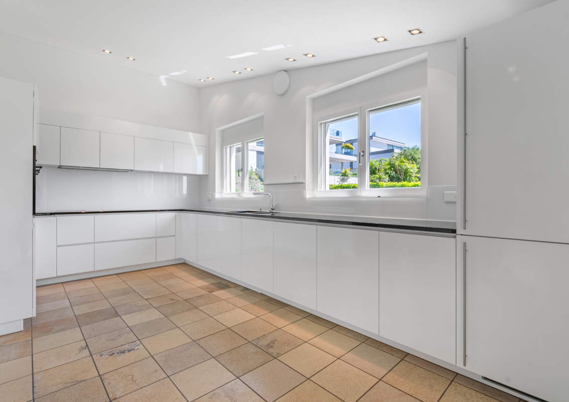 Helle moderne Küche mit weißen Fronten