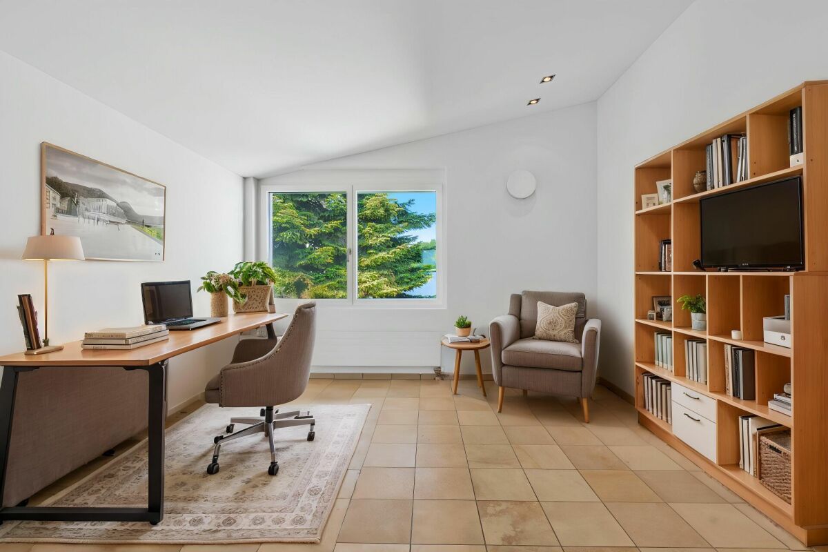 Helles Arbeits- bzw. Wohnzimmer mit Blick ins Grüne
