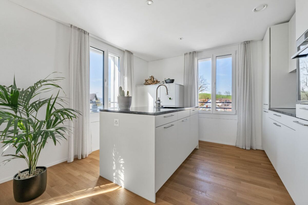 Helle moderne Küche mit Insel