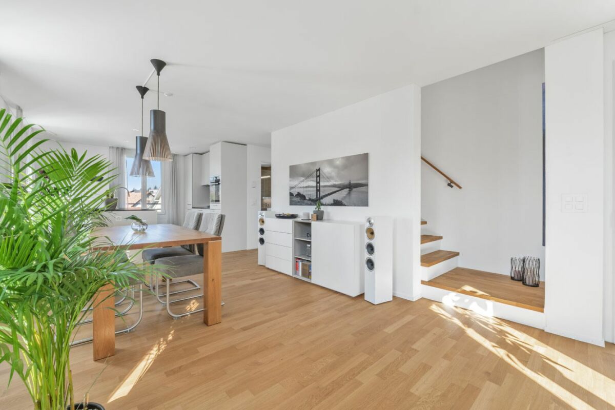 Offener Wohn- und Essbereich mit Treppe