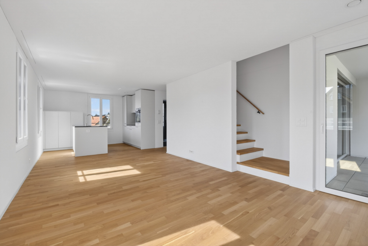 Offener Wohnbereich mit Küche und Treppe