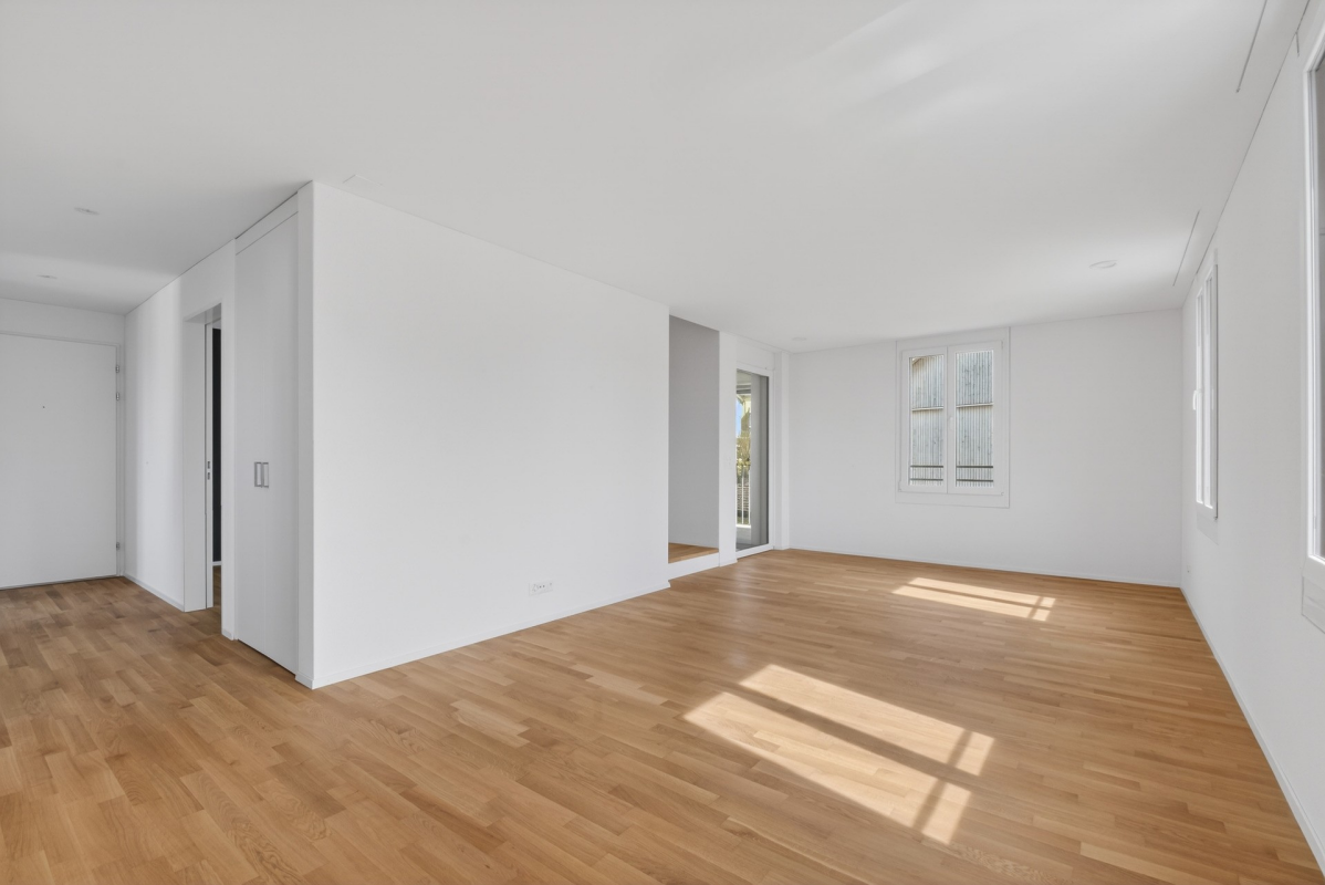 Heller leerer Wohnraum mit Parkettboden