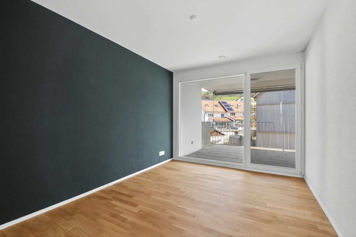 Leeres Zimmer mit Balkonblick