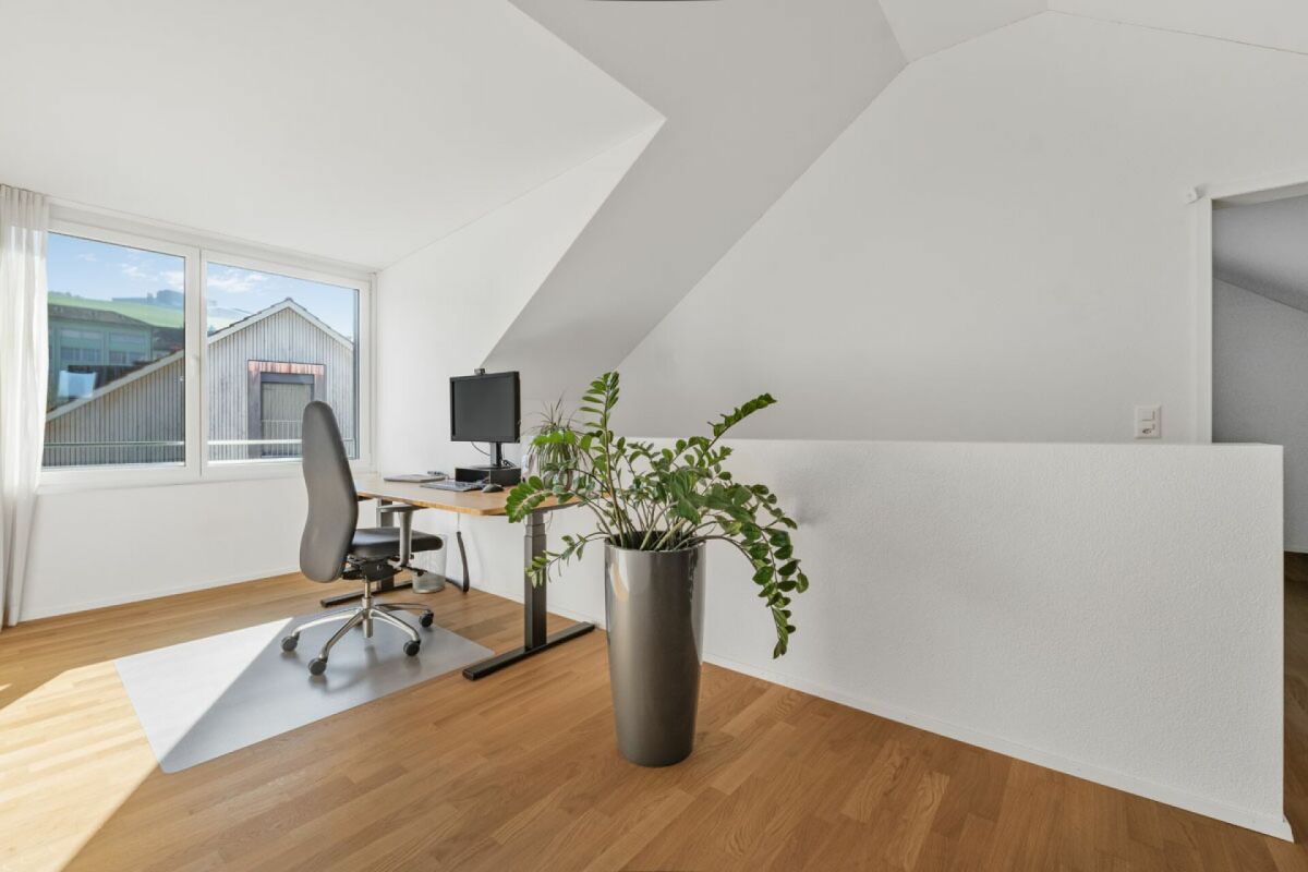 Helles Arbeitszimmer im Dachgeschoss