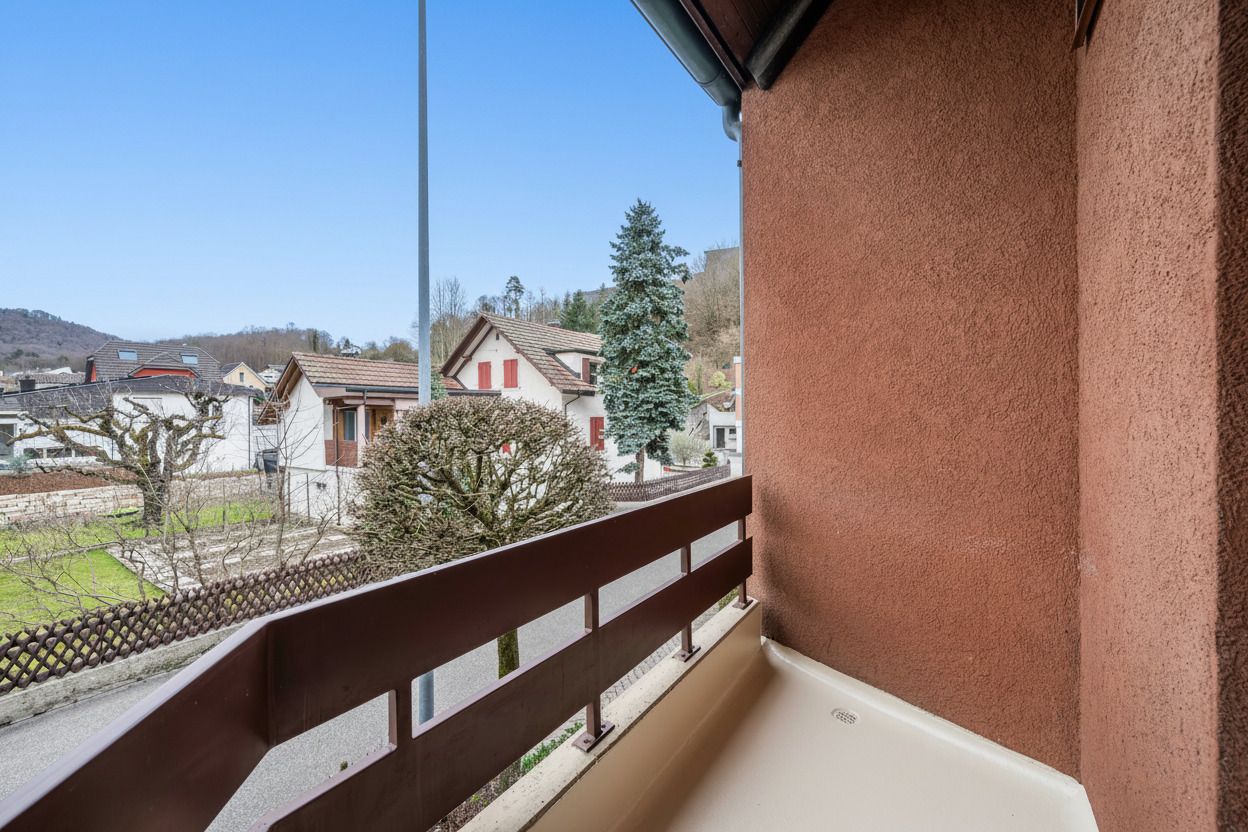 Balkon mit Blick auf Wohngebiet