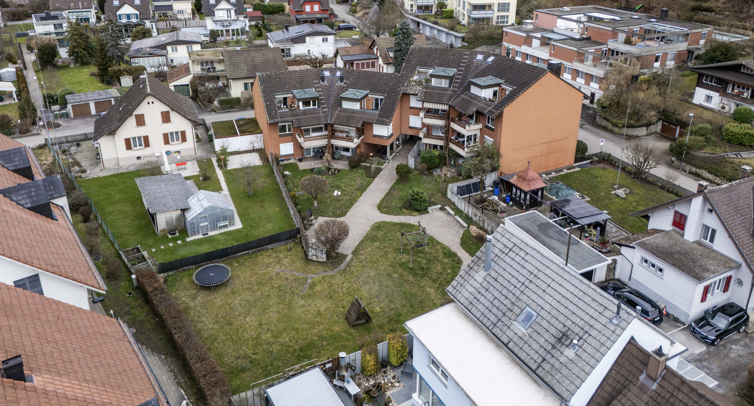 Luftaufnahme eines Wohnquartiers mit Gärten