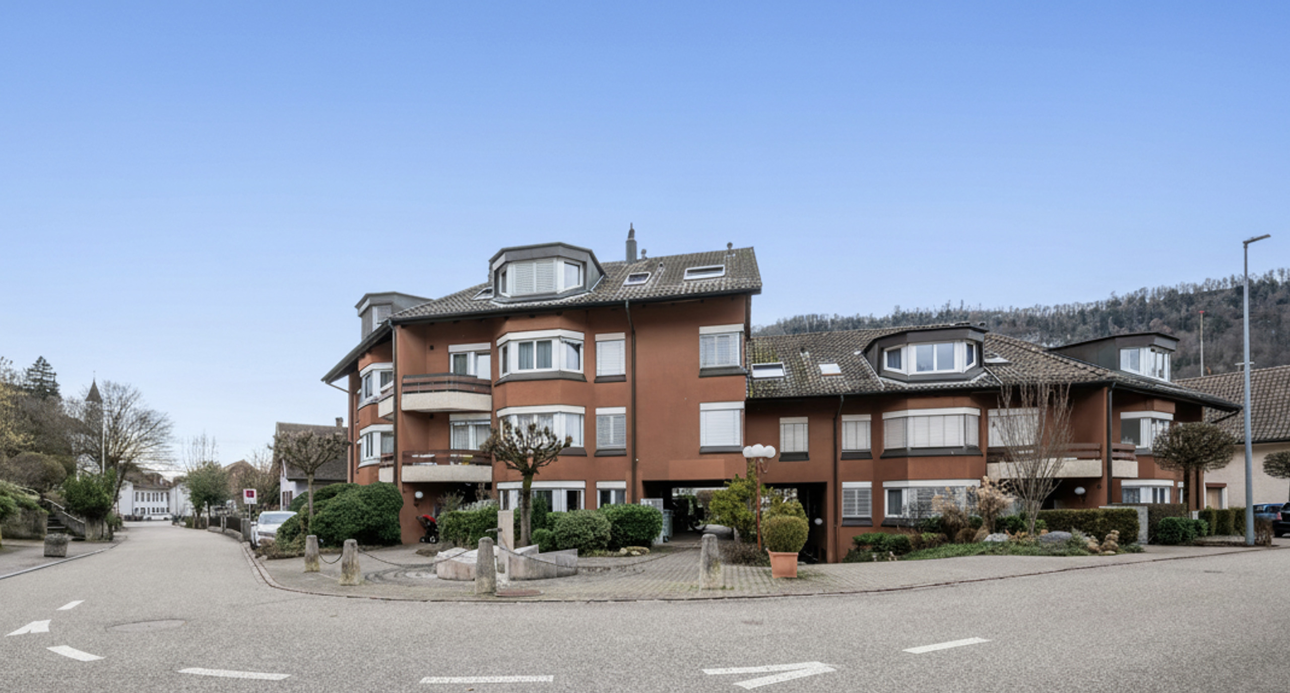 Mehrfamilienhaus an einer Straßenecke