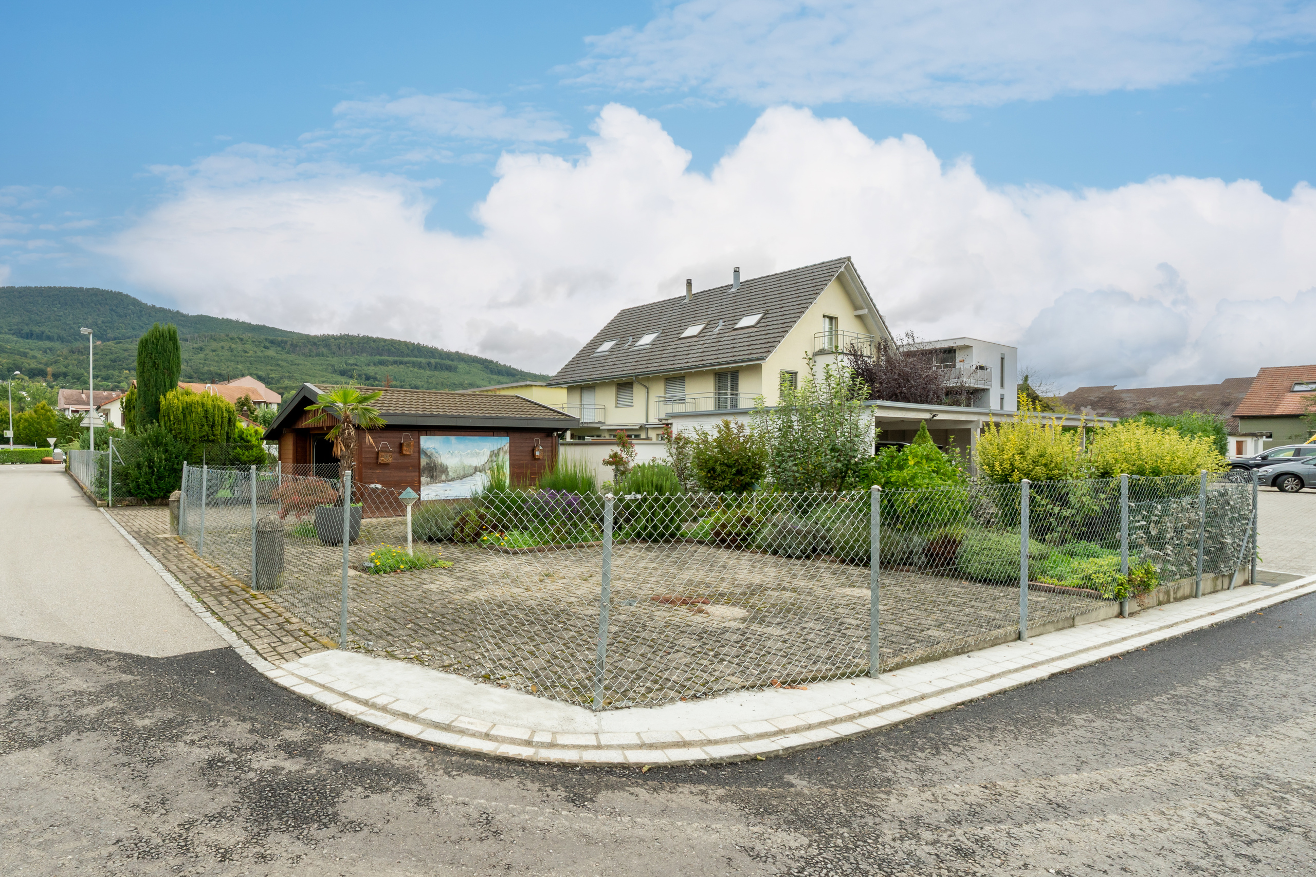 Einfamilienhaus mit Garten und Bergkulisse