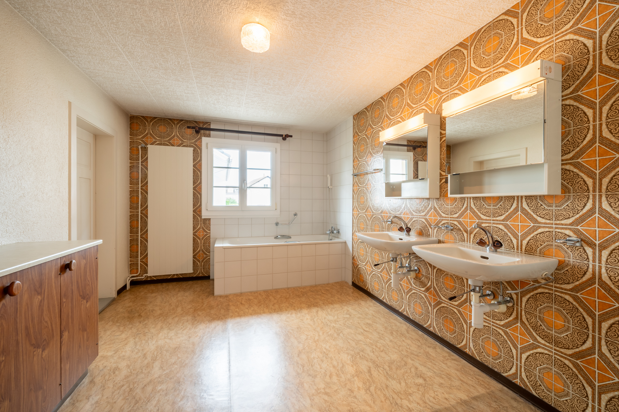 Retro-Badezimmer mit Badewanne und Doppelwaschtisch