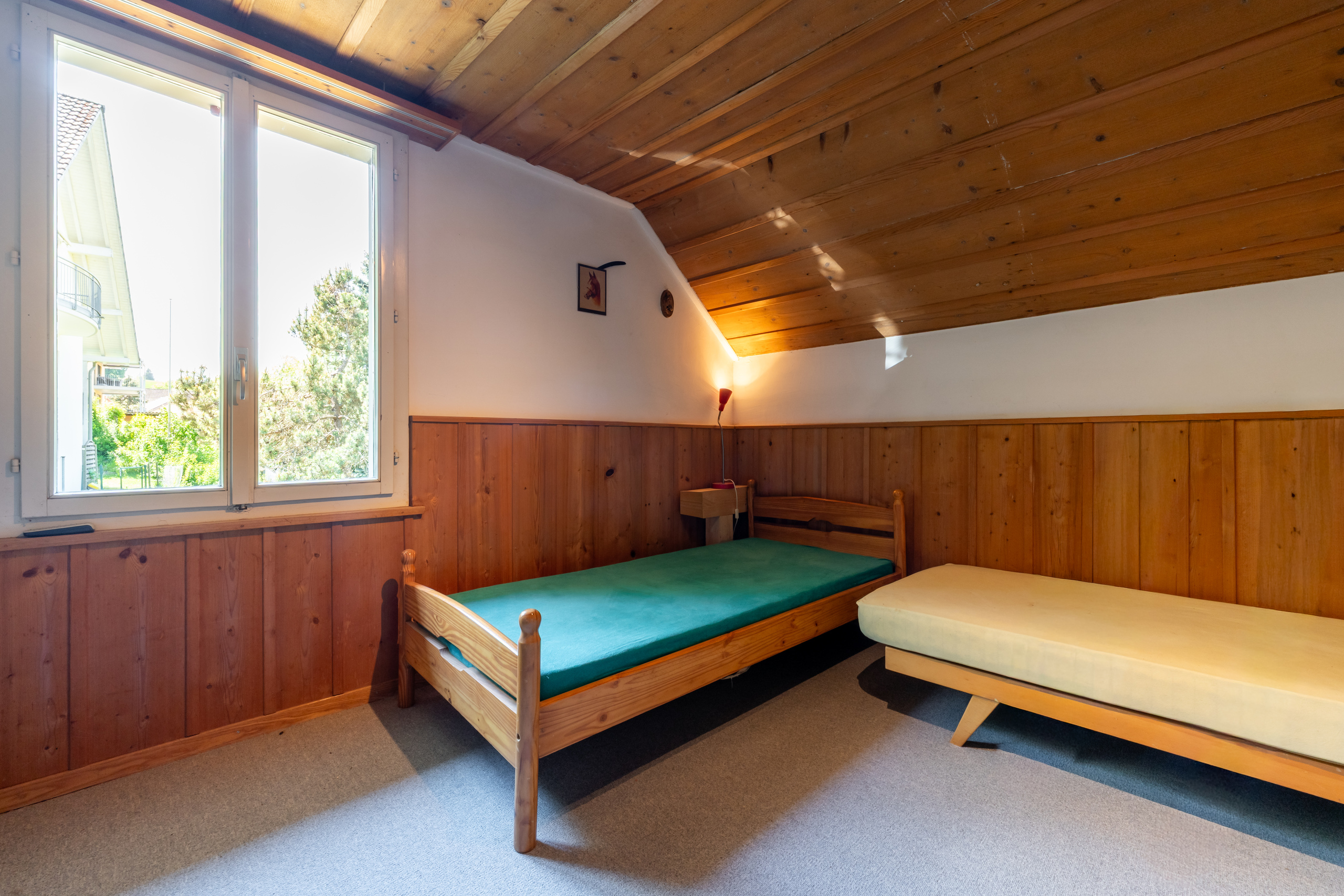 Dachzimmer mit zwei Betten