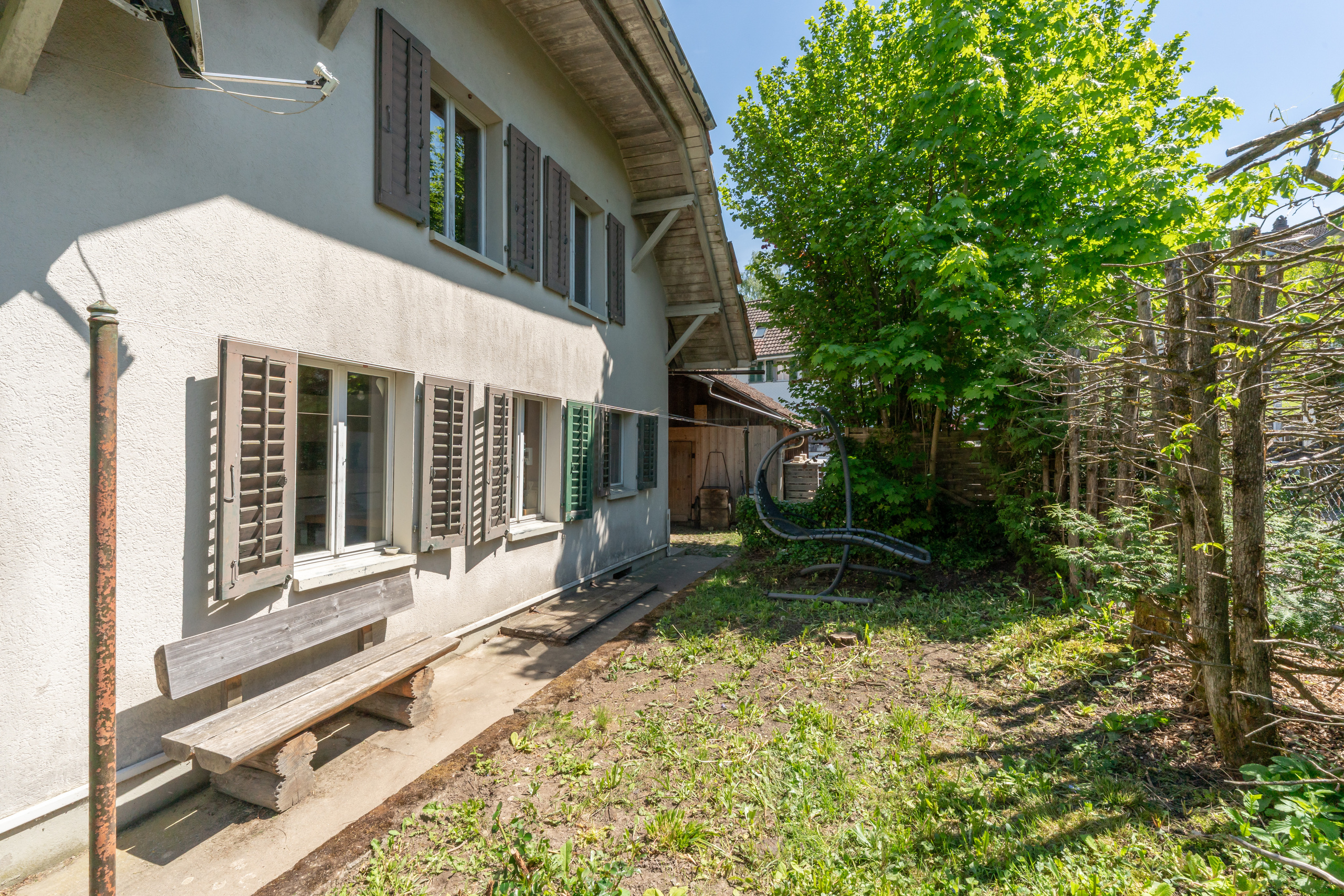 Hausfassade mit Garten