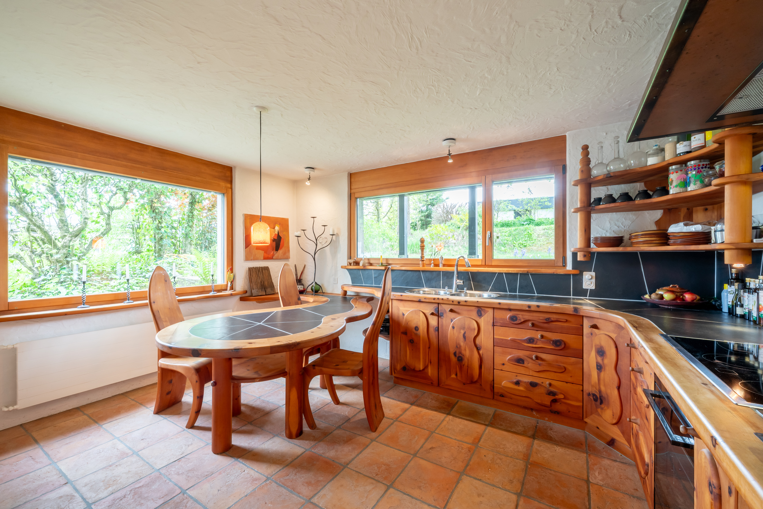 Landhausküche mit großen Fenstern und Holzdetails