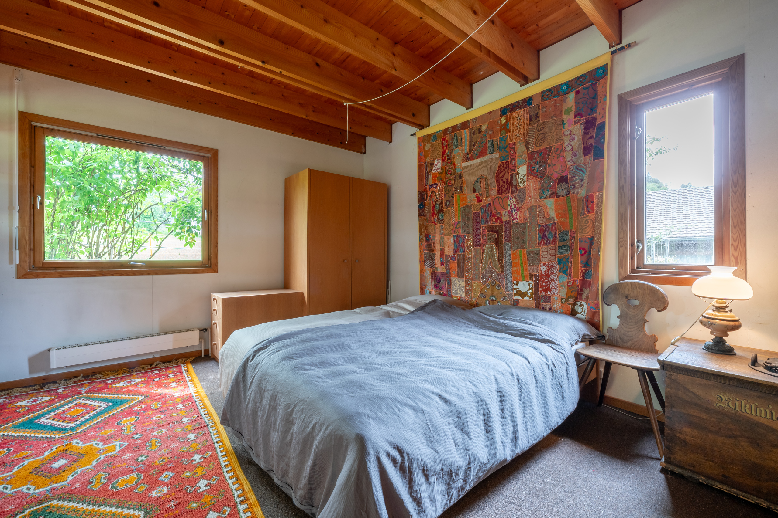 Gemütliches Schlafzimmer mit Holzbalkendecke