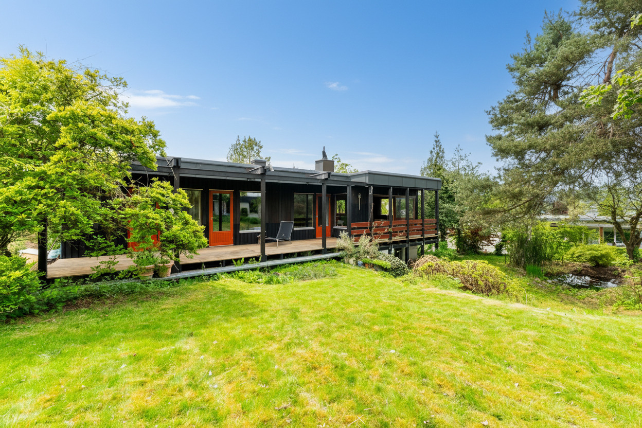 Modernes Haus mit großer Terrasse im Grünen