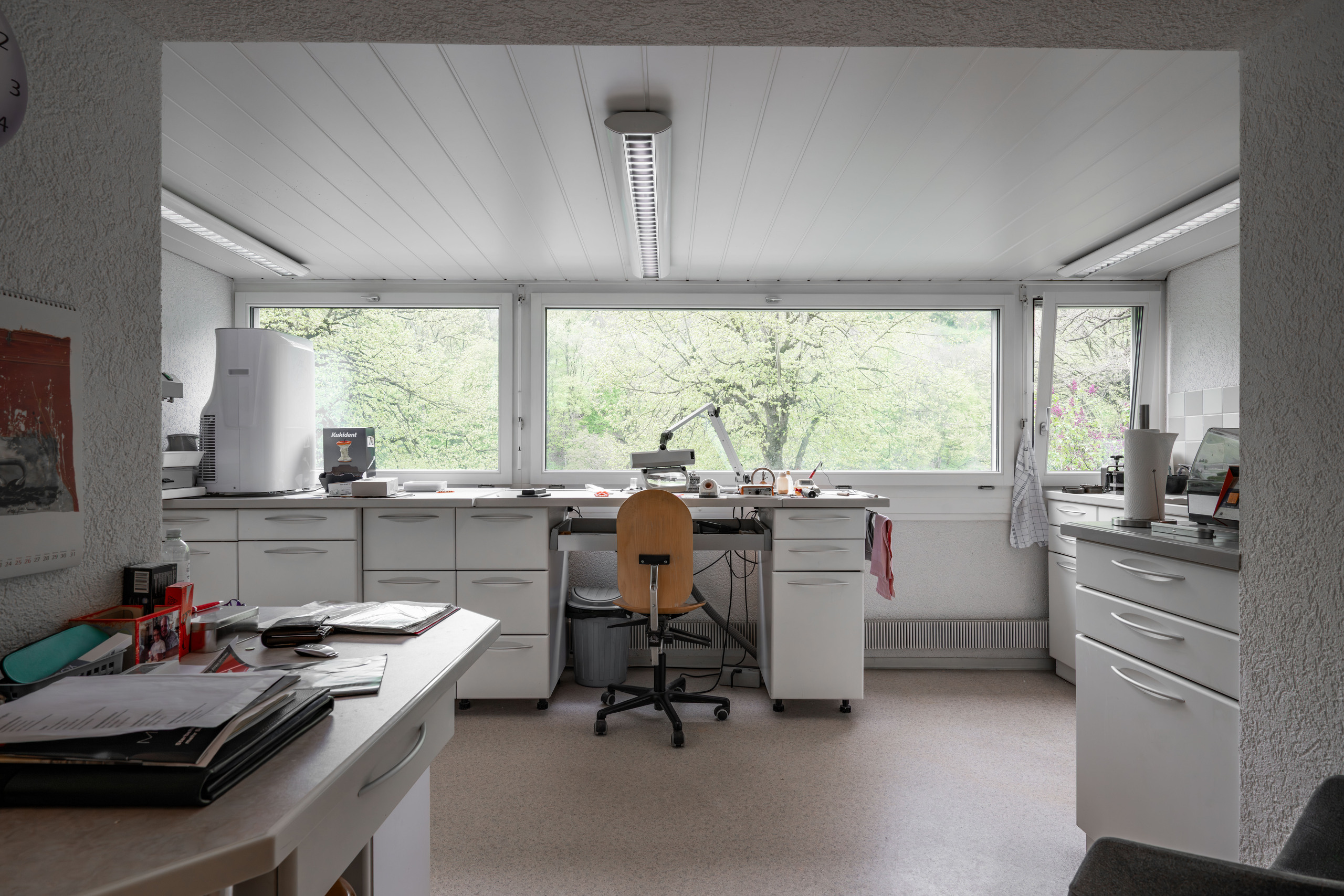 Helles Arbeitszimmer mit großen Fenstern