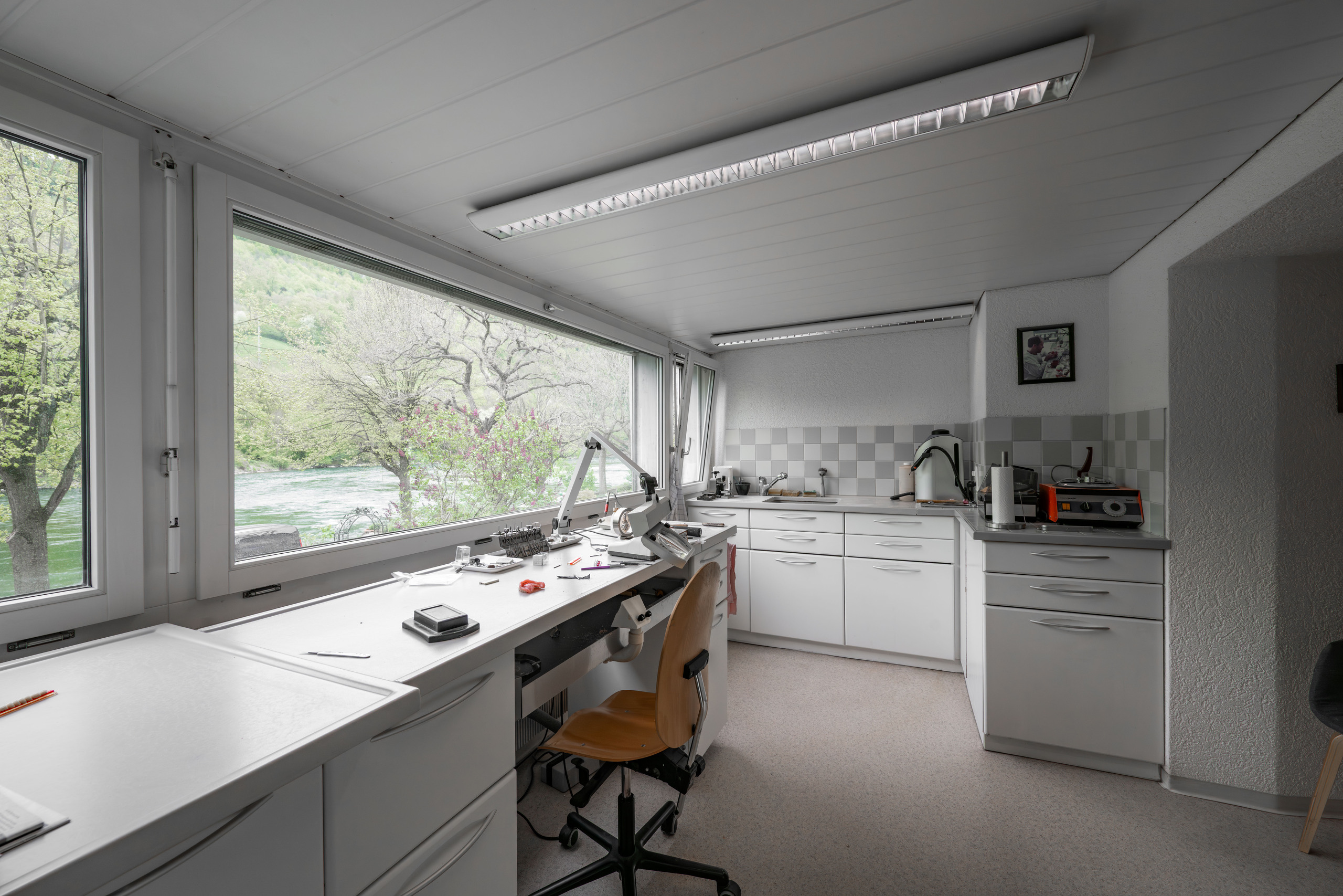 Helles Arbeitszimmer mit großer Fensterfront