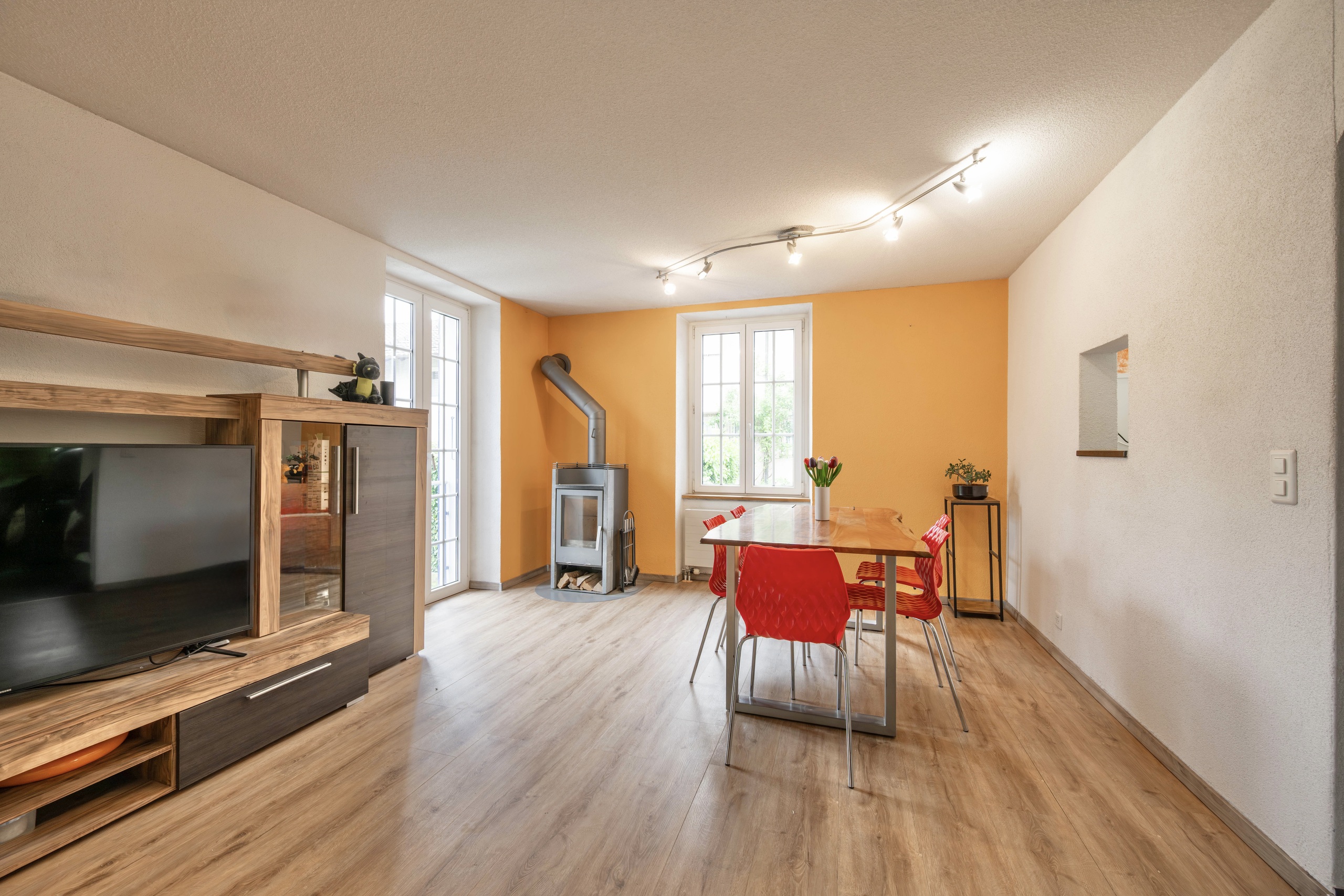 Wohnzimmer mit Essbereich und Kaminofen