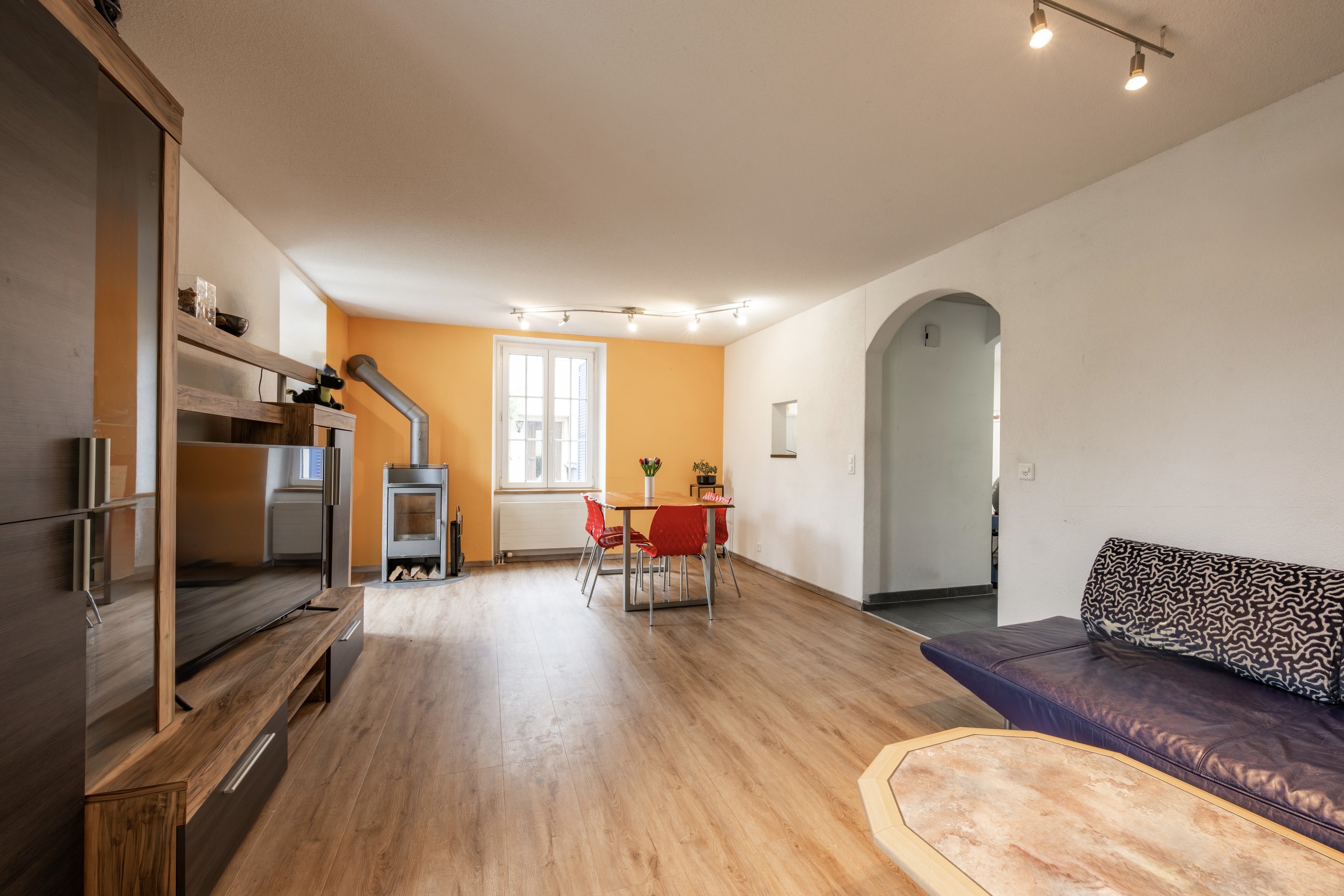 Wohnzimmer mit Essbereich und Kaminofen