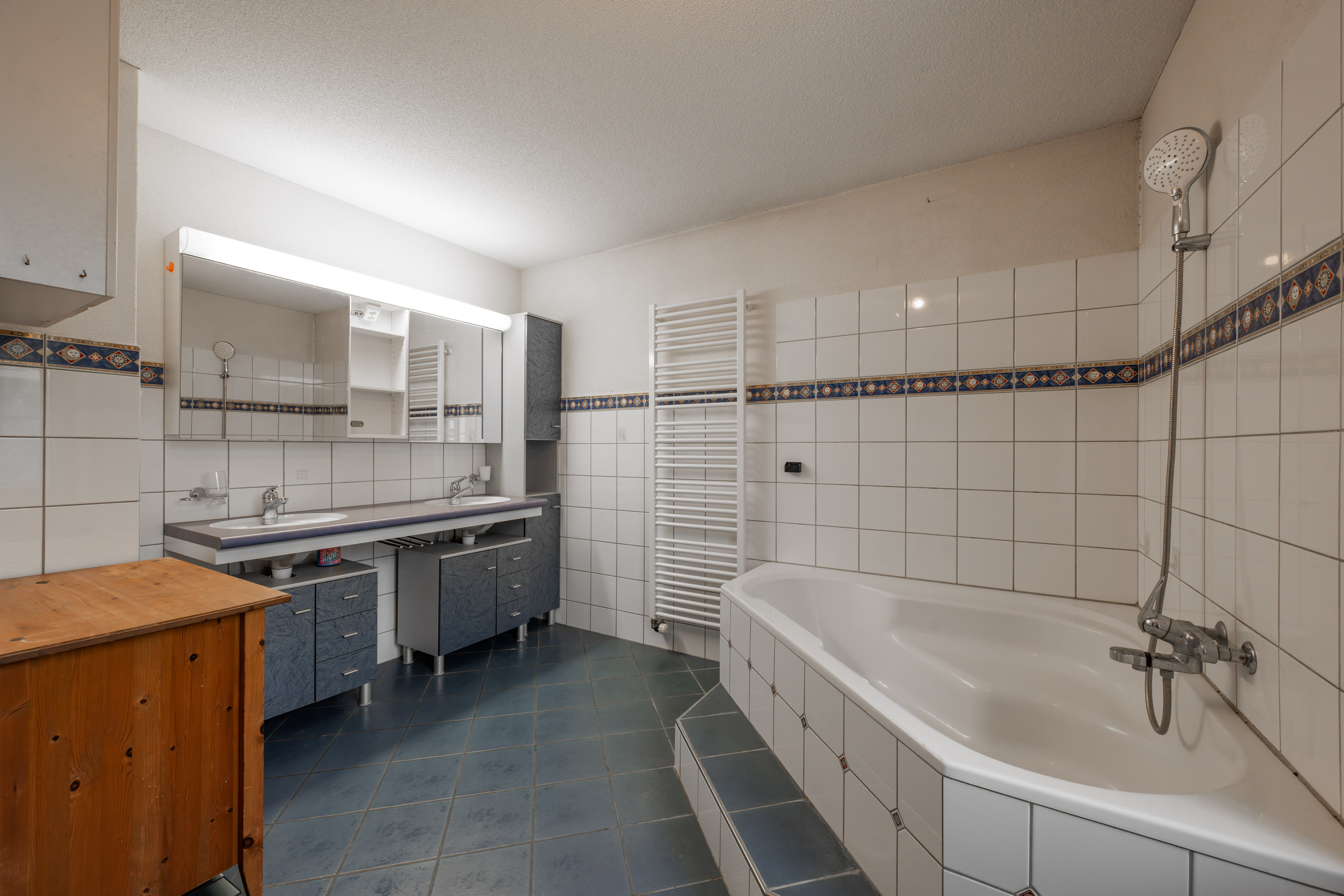 Badezimmer mit Wanne und Doppelwaschbecken