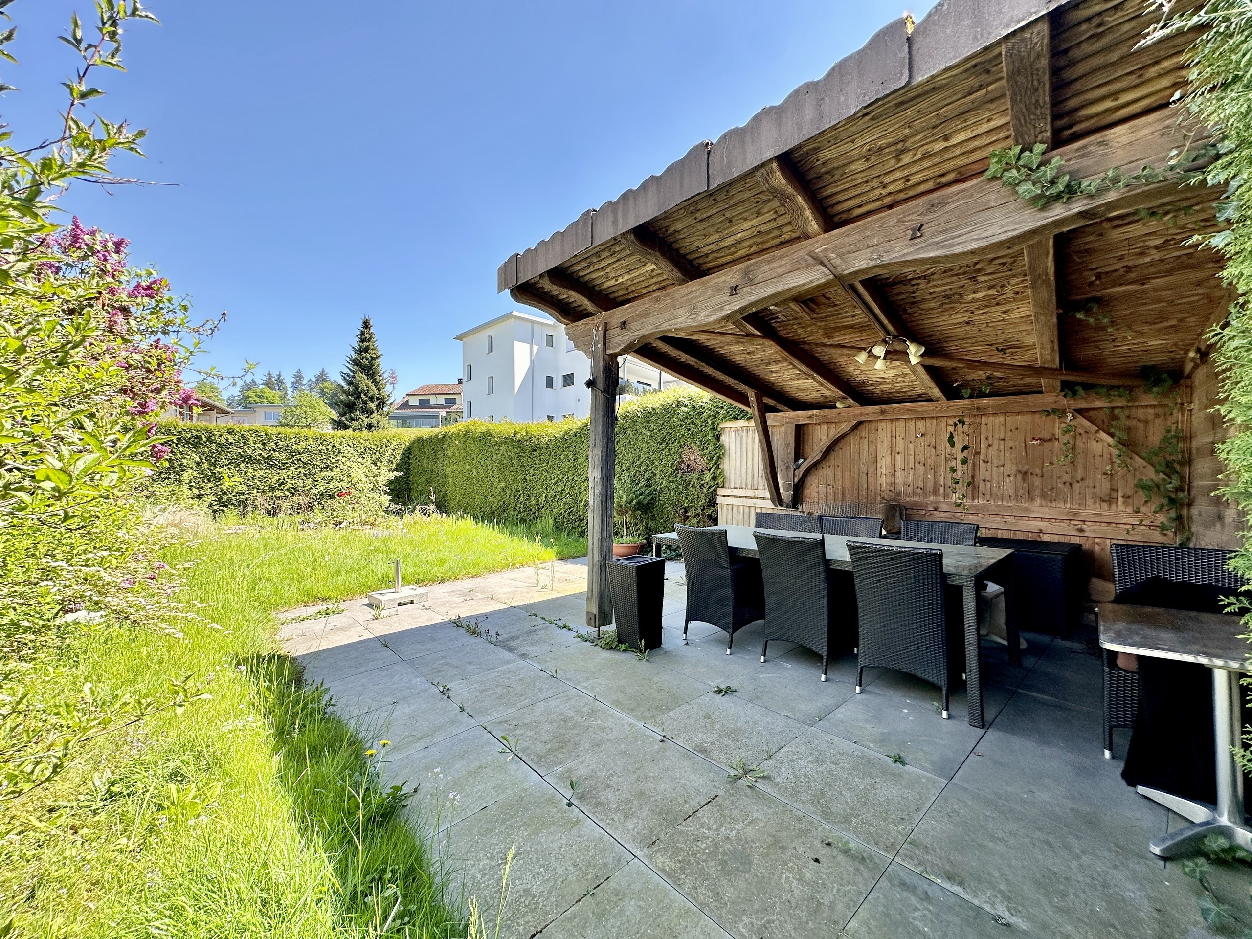 Überdachte Terrasse mit Garten