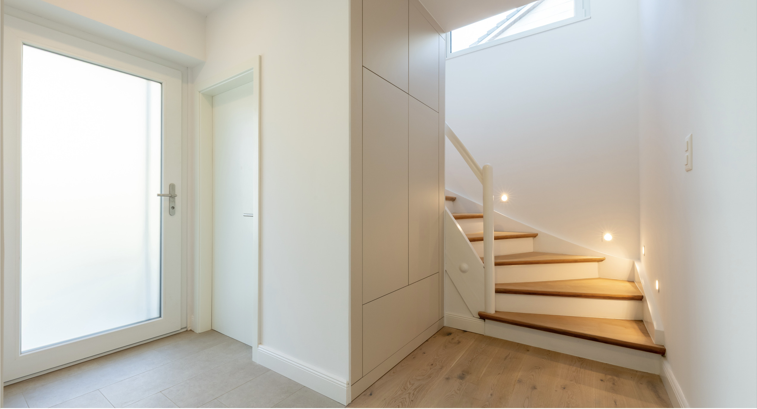 Heller Eingangsbereich mit Treppe