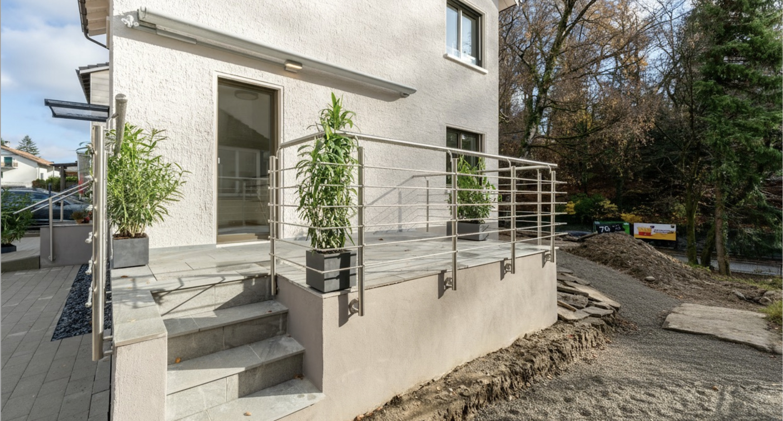 Außenansicht einer modernen Terrasse mit Zugang zum Haus