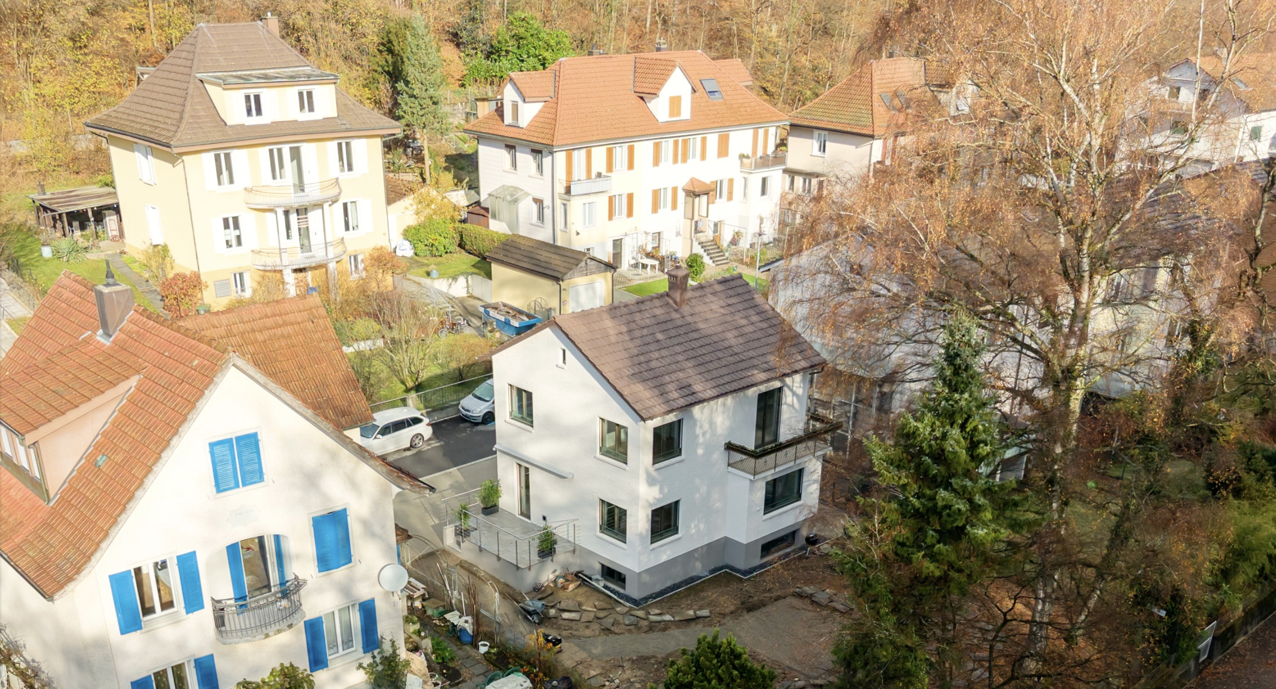 Wohngebiet mit mehreren Einfamilienhäusern und Mehrfamilienhäusern aus der Luft