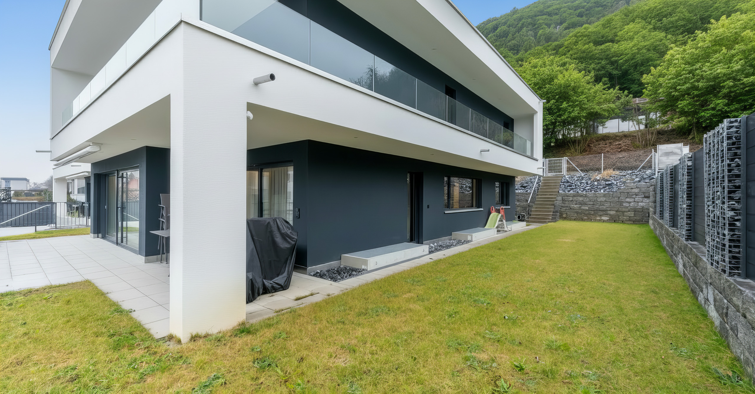 Moderner Außenbereich mit Terrasse und Garten