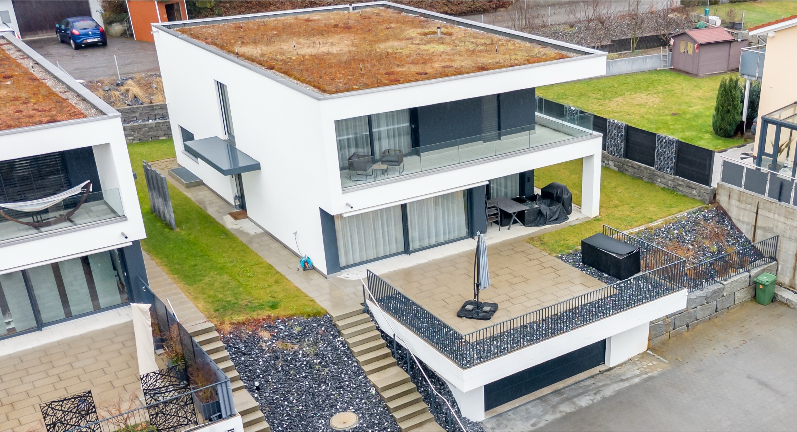 Moderne Außenansicht eines Flachdachhauses