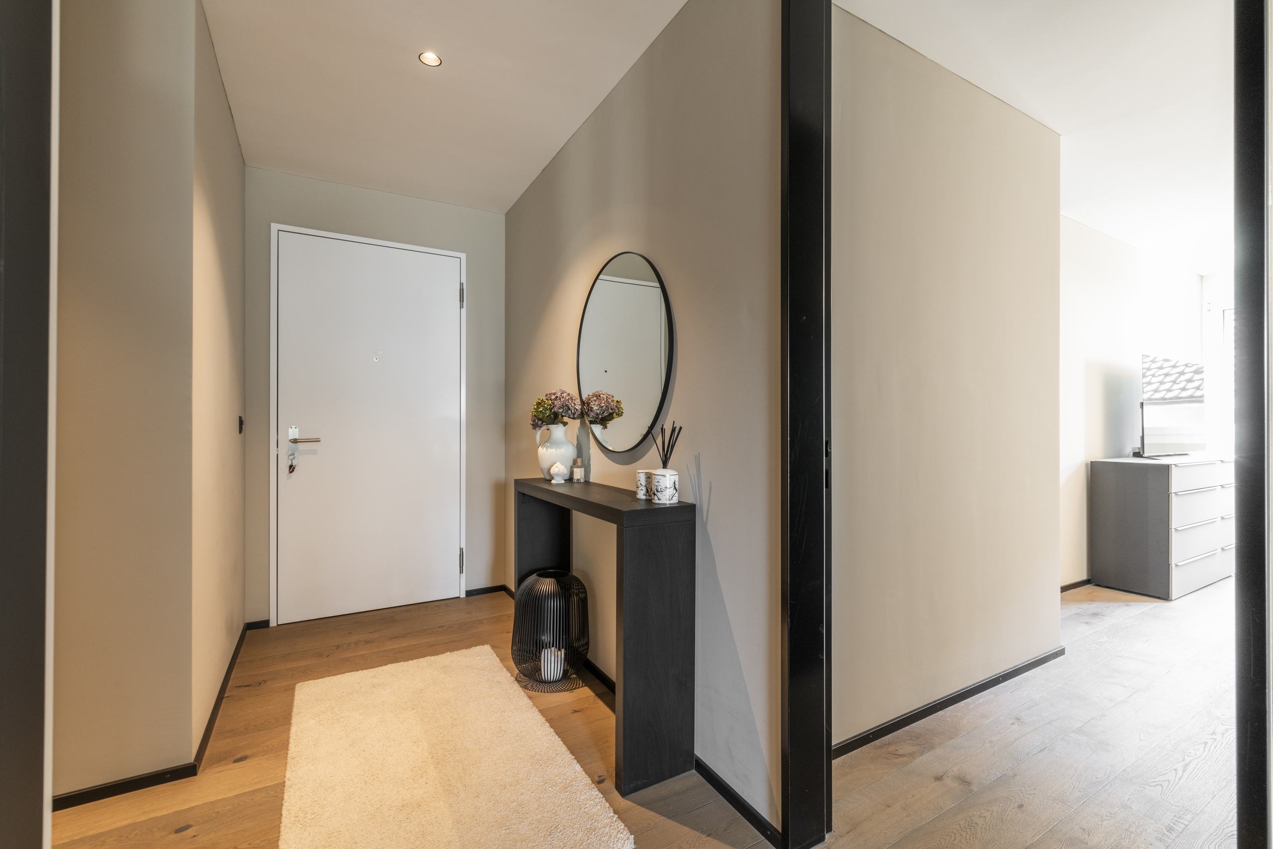 Heller Eingangsbereich mit Sideboard und Spiegel