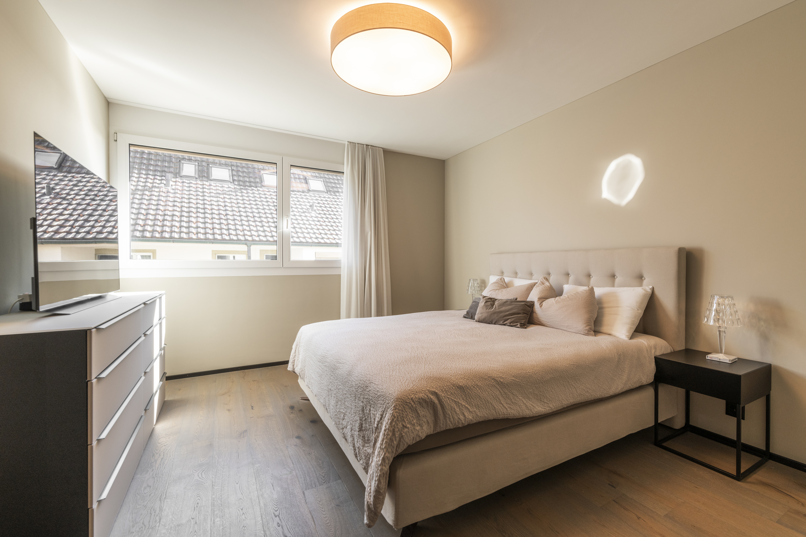Helles Schlafzimmer mit Doppelbett