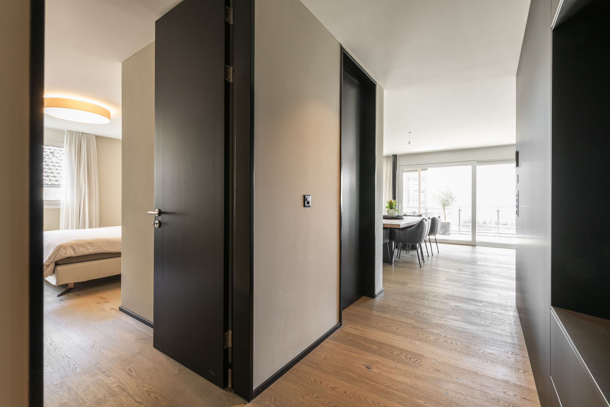 Moderne Wohnung mit Flur und angrenzenden Räumen