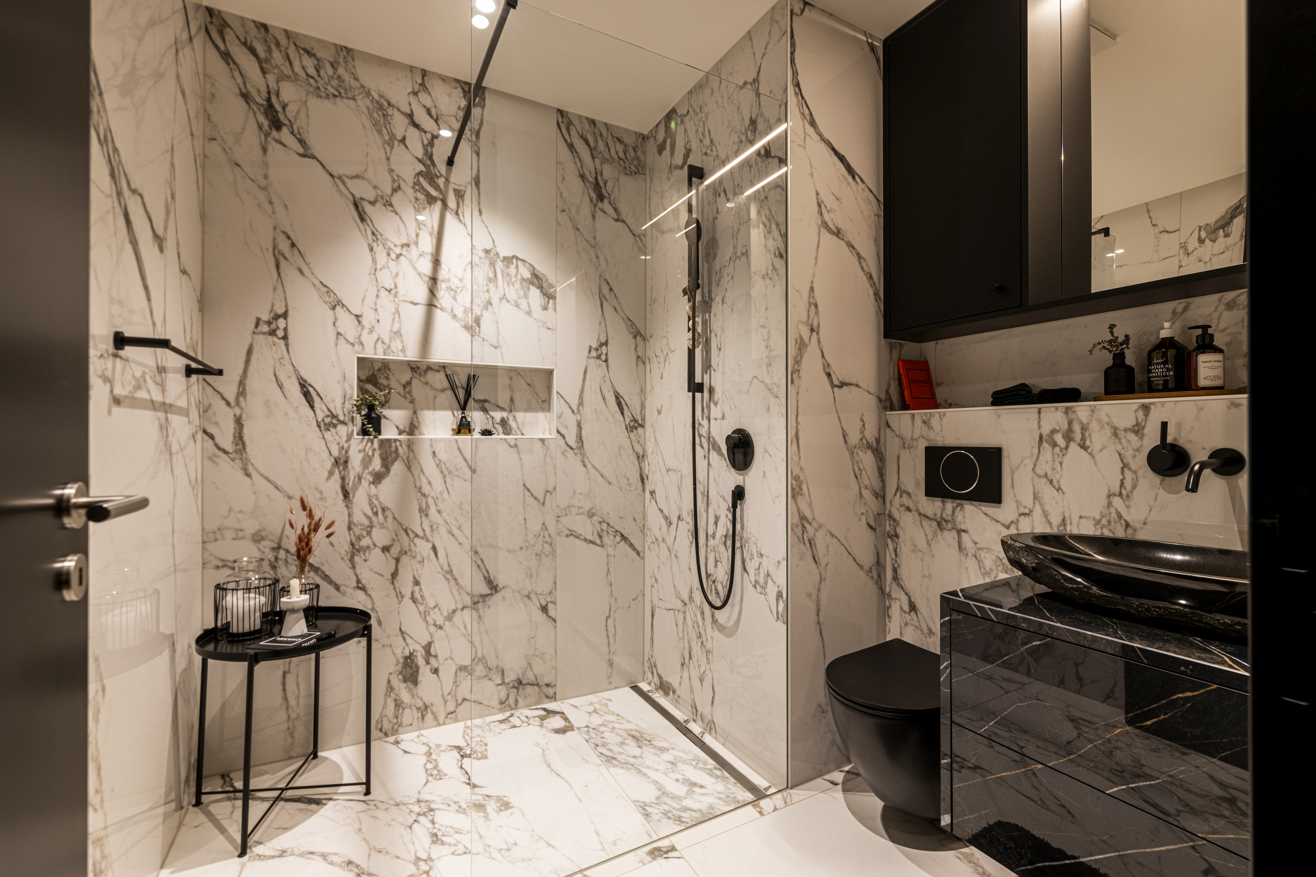 Luxuriöses Badezimmer mit Marmoroptik