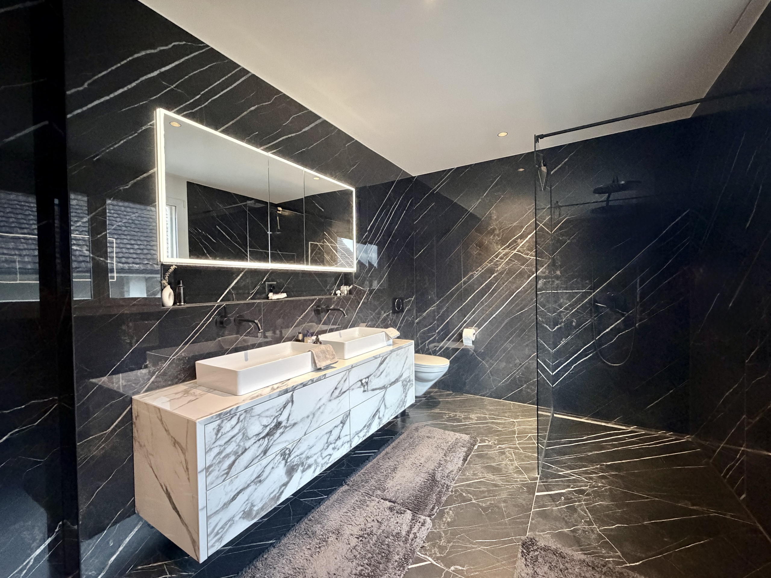 Luxuriöses dunkles Badezimmer