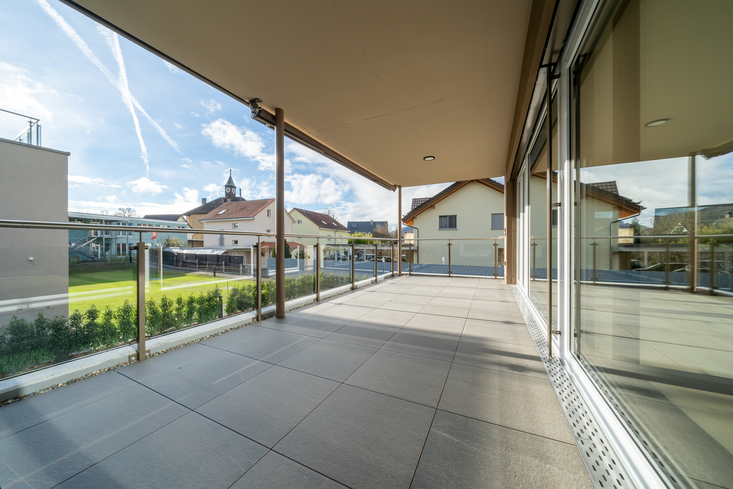 Überdachte Dachterrasse mit Glasgeländer