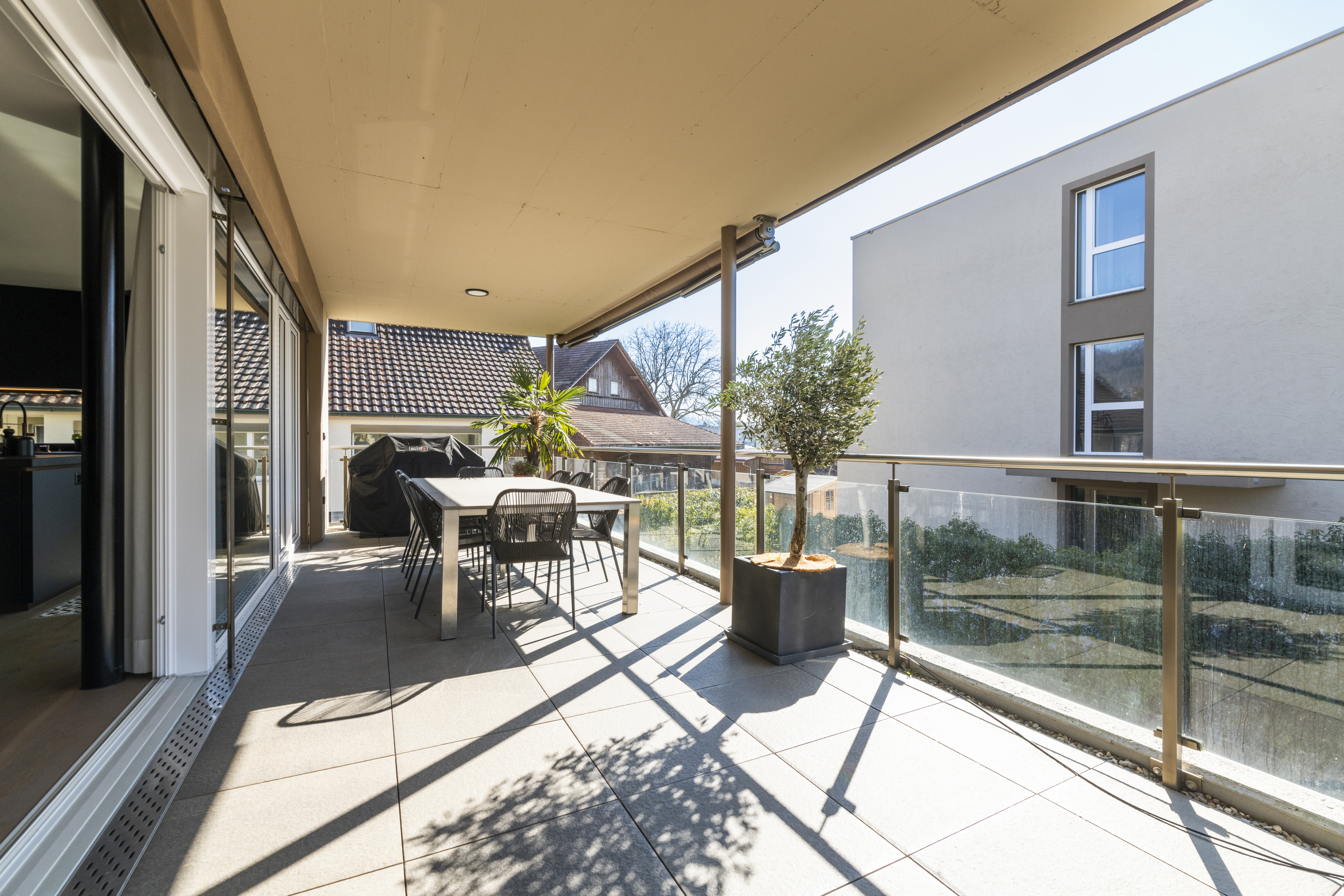 Überdachter Balkon mit Essplatz