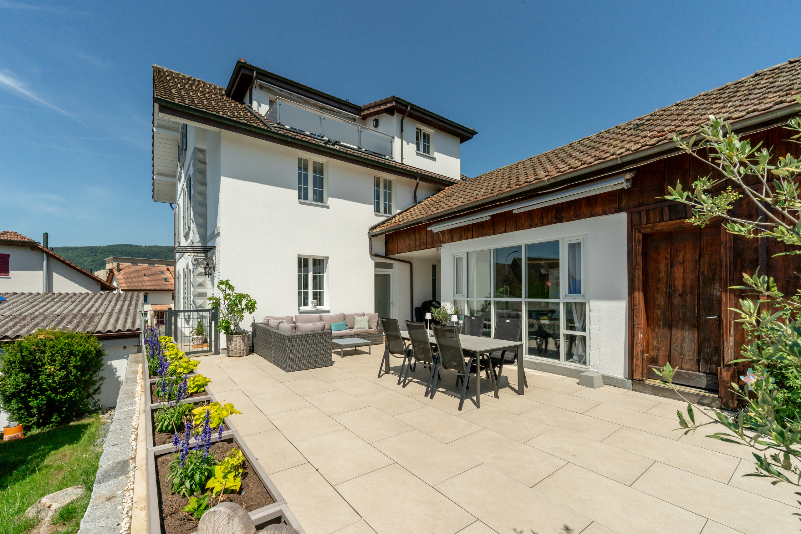 Große Terrasse mit Sitz- und Essbereich