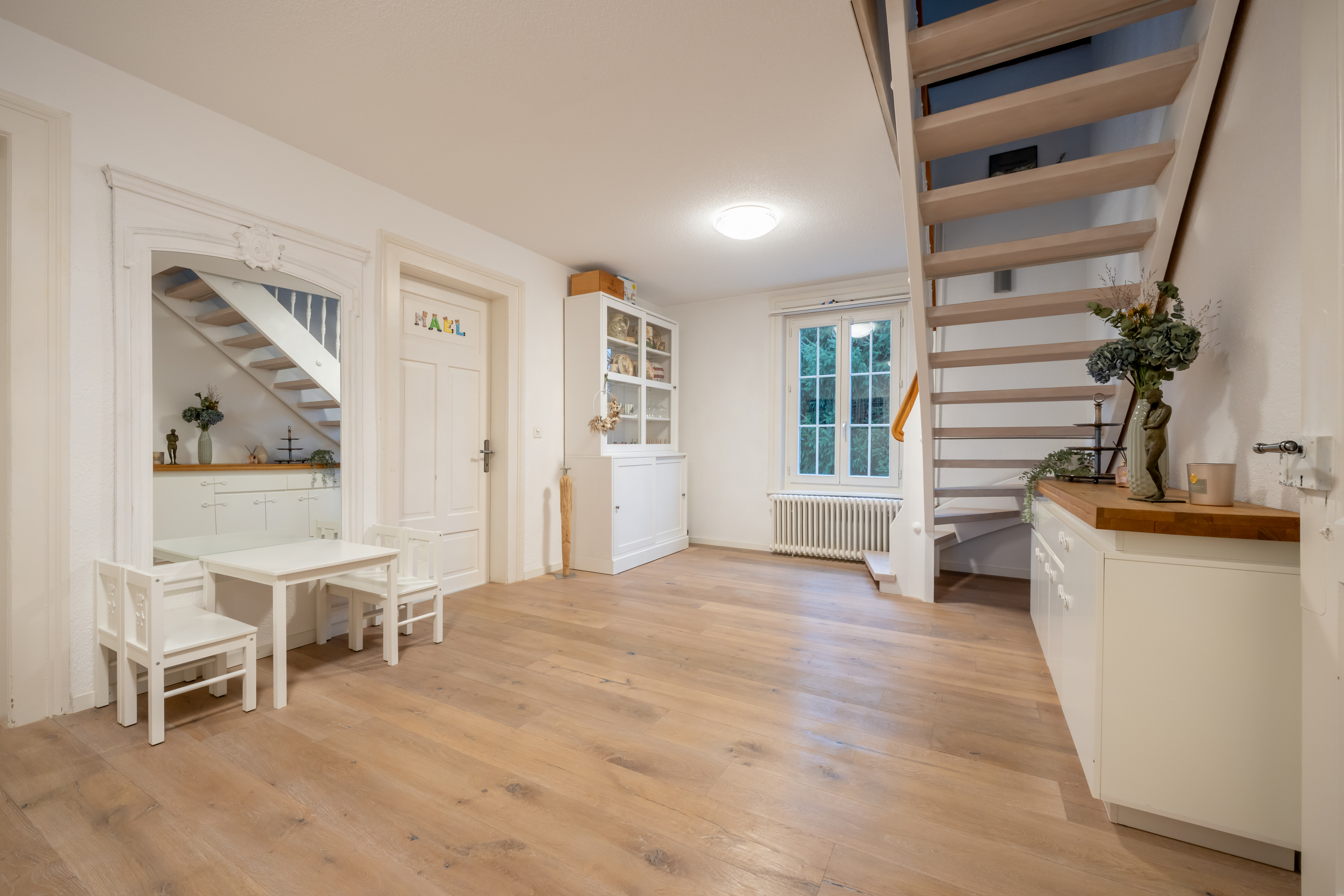 Heller Flur mit Treppe und Holzfußboden