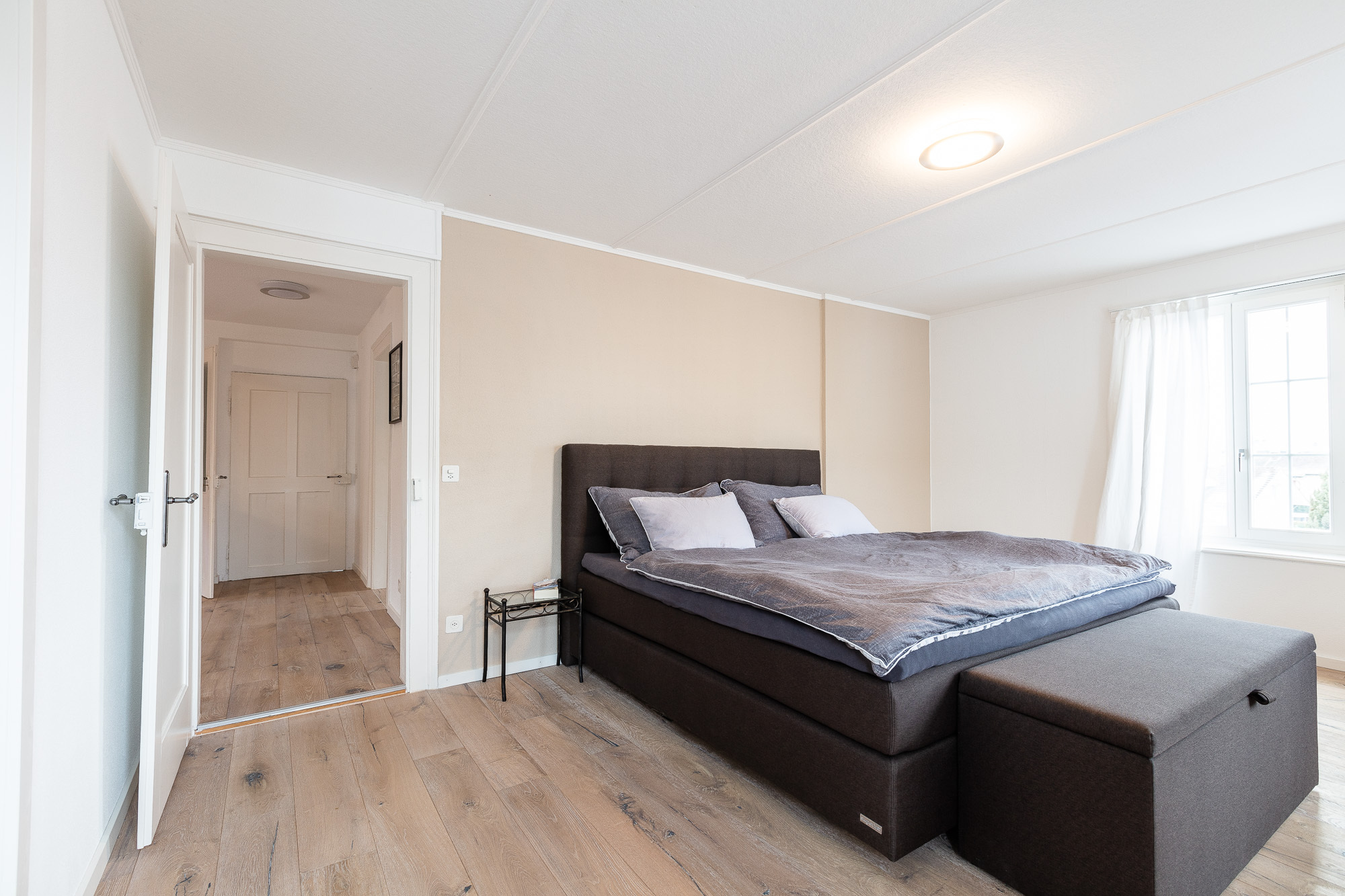 Helles Schlafzimmer mit Doppelbett