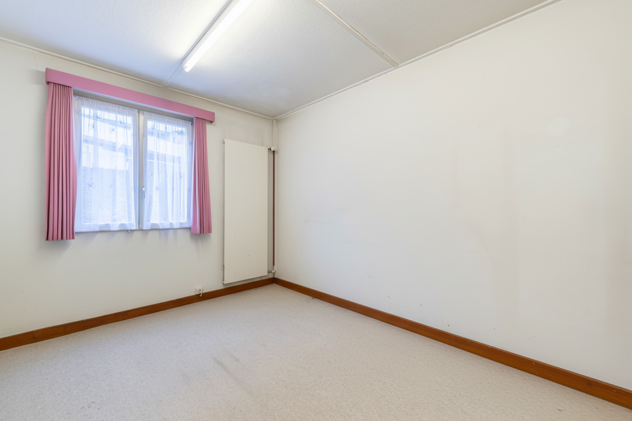 Leerer Raum mit Fenster und Heizkörper