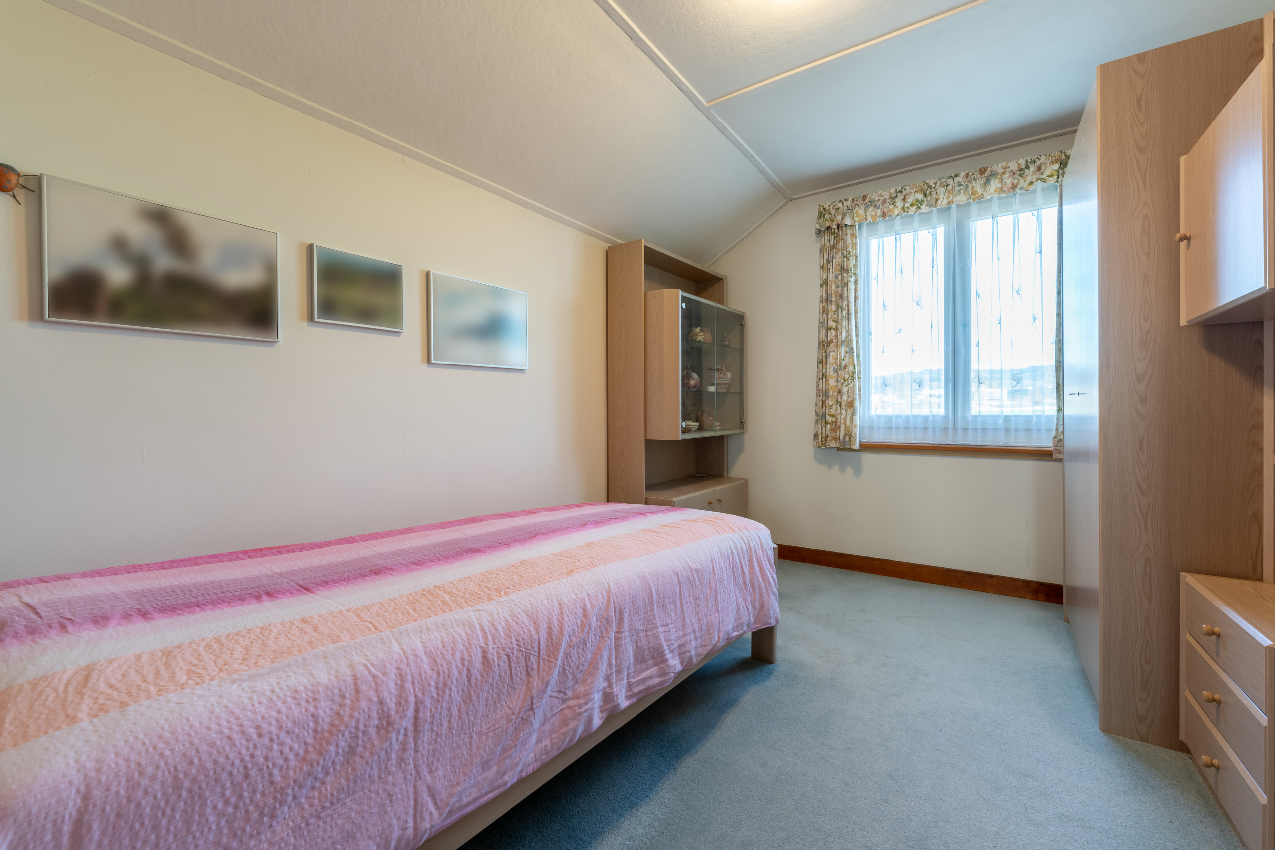 Schlafzimmer mit Dachschräge