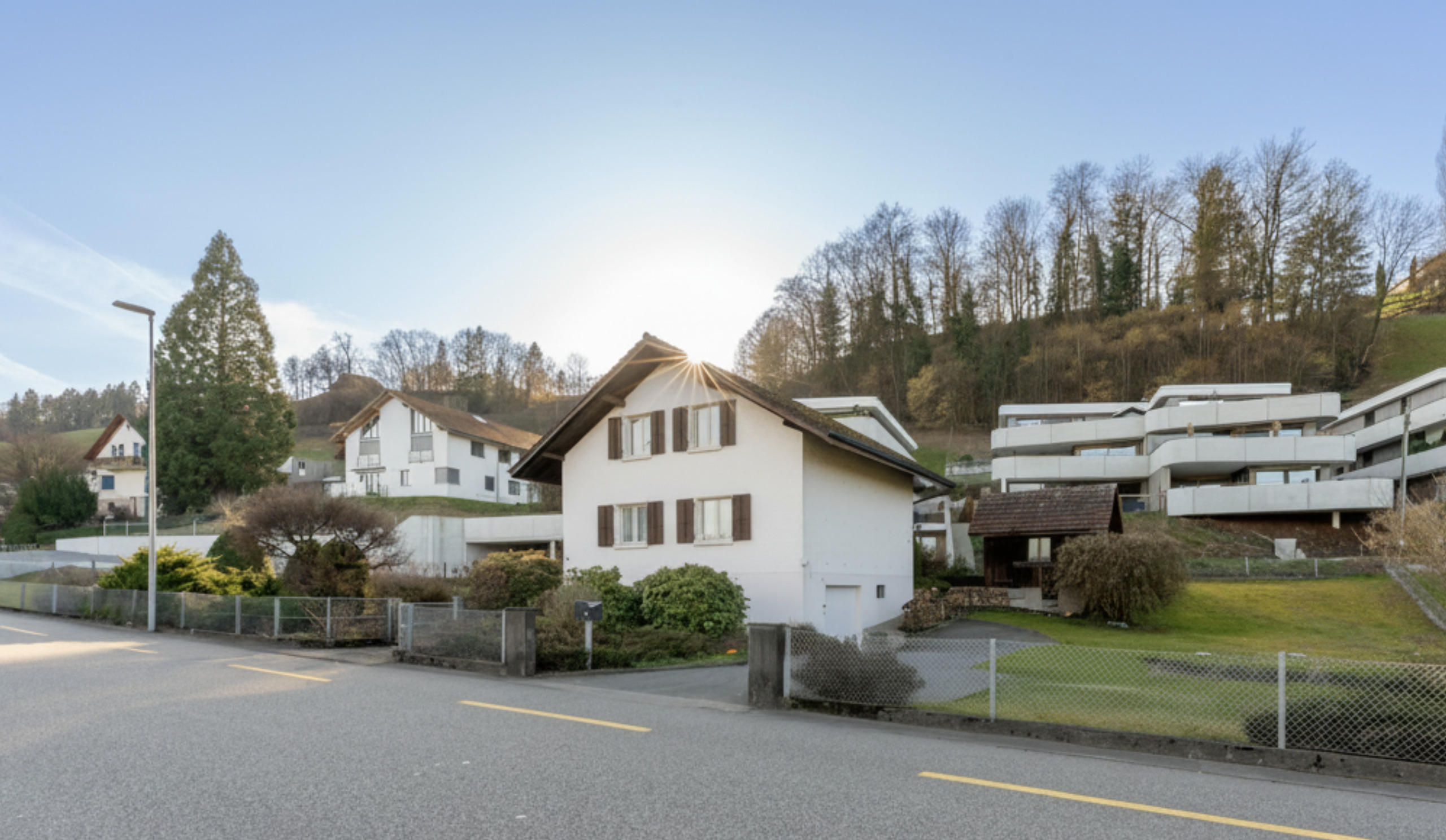 Wohnhaus in Hanglage mit Straßenvorplatz