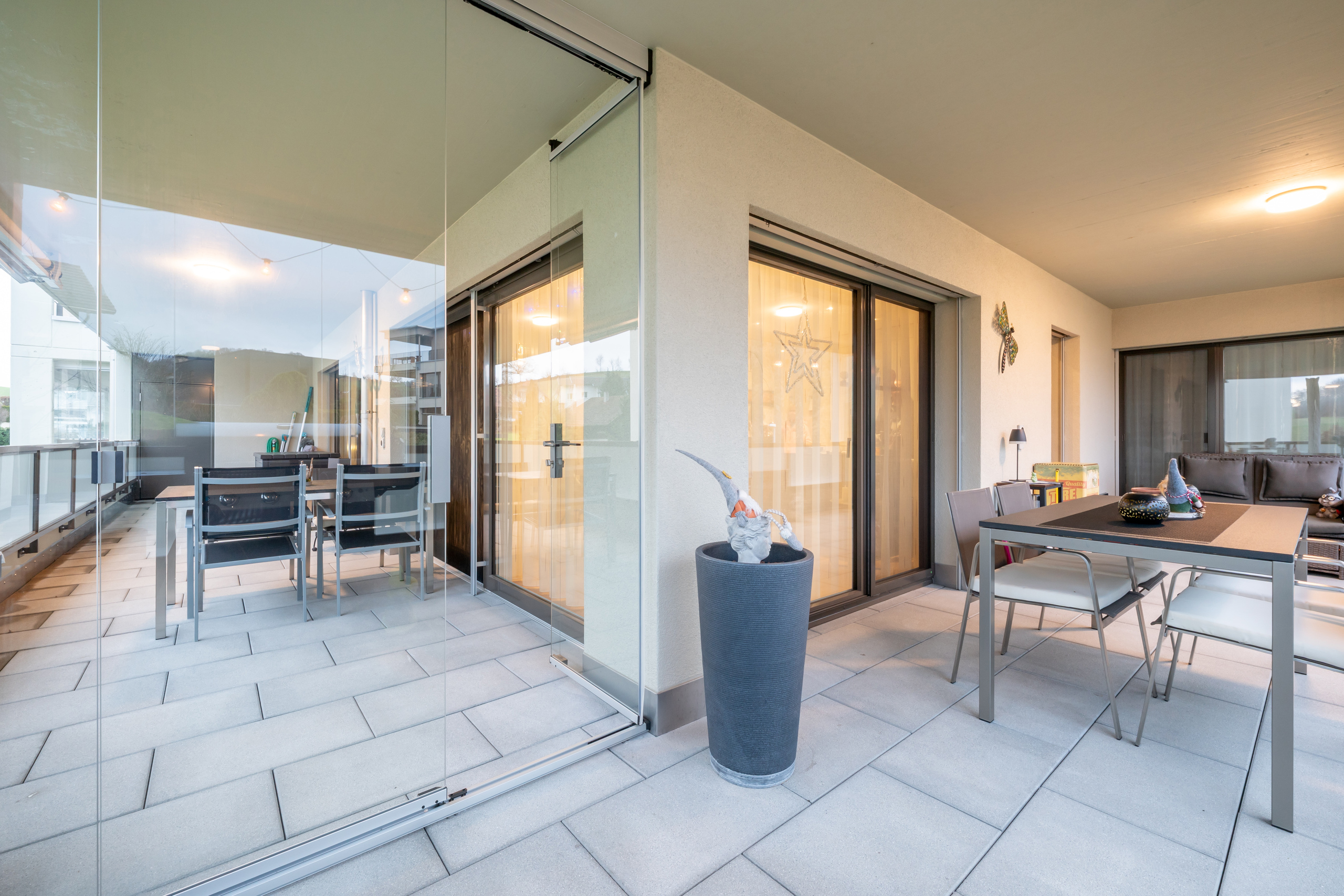 Überdachte Terrasse mit Glasfront