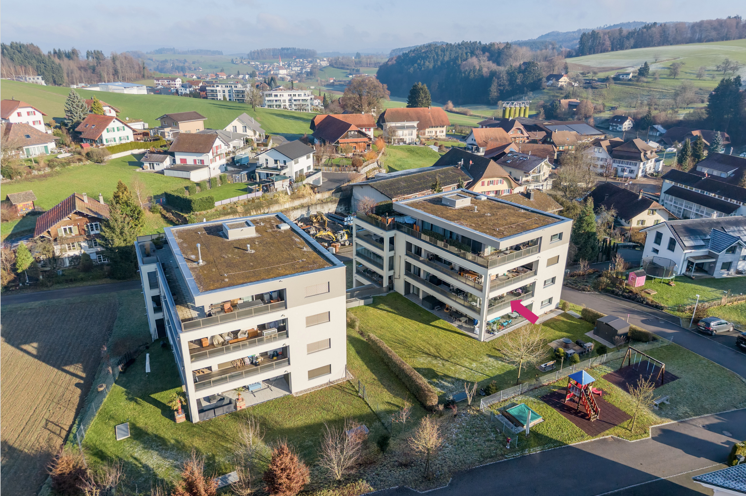 Drohnenaufnahme eines Wohnquartiers mit modernen Mehrfamilienhäusern